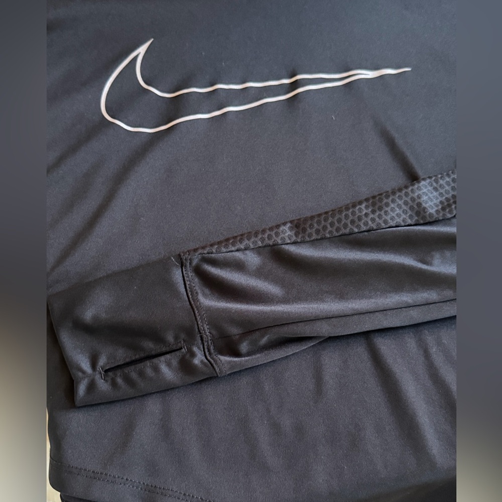 Womens Nike Dri Fit Black Long Sleeve Athletic Top, lightweight / like new med! - Picture 7 of 8